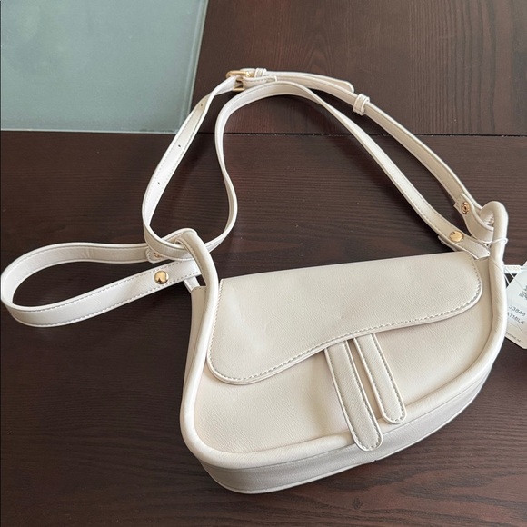 Elegant White Shoulder Bag - Picture 1 of 3
